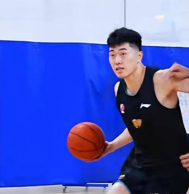 杏彩体育入口-广东男篮张昊训练日常投射训练&amp;结合球出手