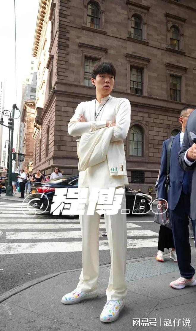 包含杨瀚森父母启程前往美国陪儿子参加NBA选秀大会的词条