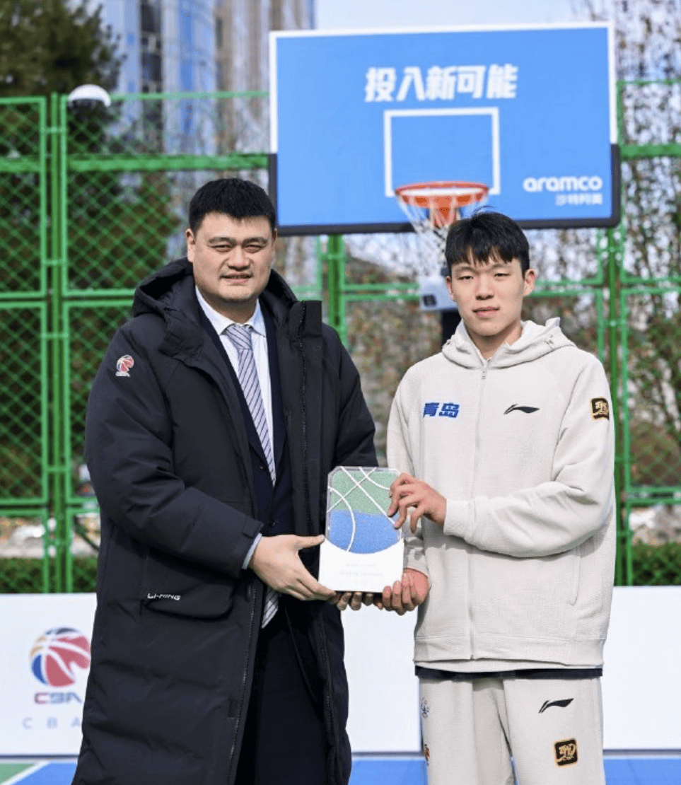 包含杨瀚森父母启程前往美国陪儿子参加NBA选秀大会的词条