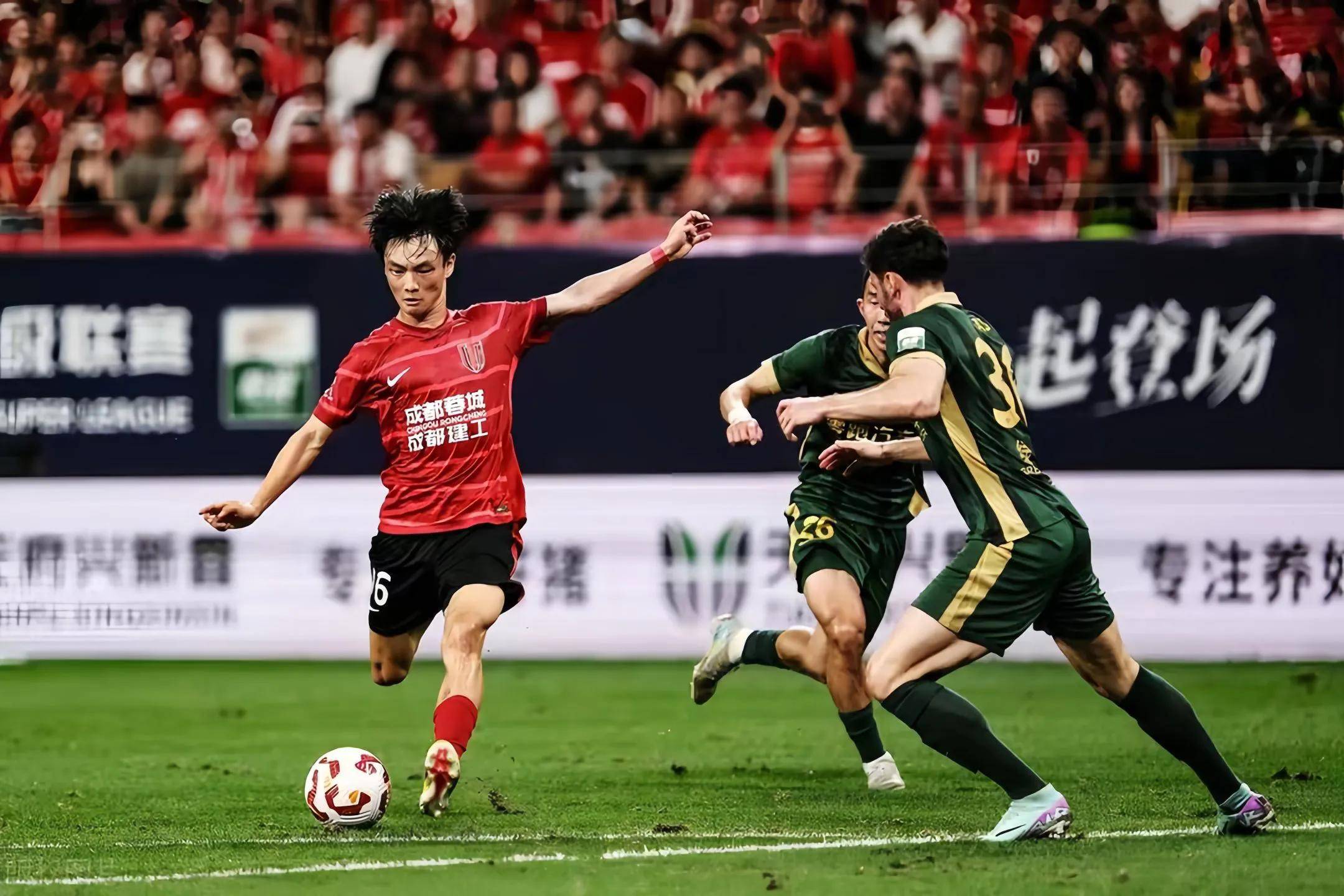 包含2-2！2-1！中超又乱了，国安不败重返第1，海港追平成都，泰山第5的词条