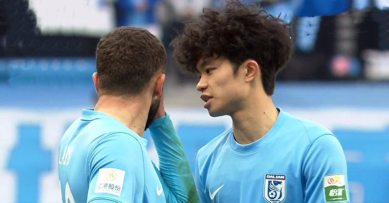杏彩体育平台-中超-马莱莱建功卢卡斯破门被吹大连英博主场1-0浙江队