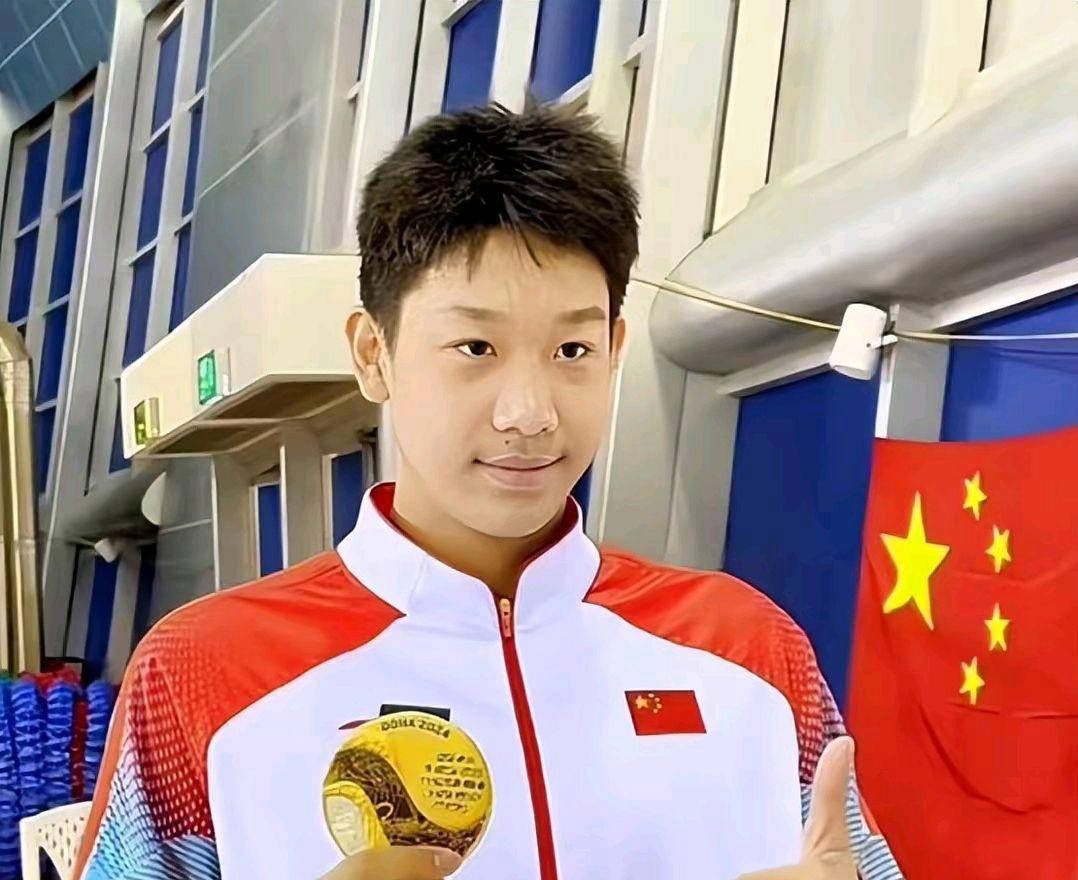 中国游泳名将夺得两枚金牌，刷新纪录